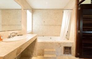 Shower, jetted bath, bidet, towels - NEW! AMAZING  HOME RAINFOREST AND LUQUILLO BEACH 16 GUESTS (Luquillo)