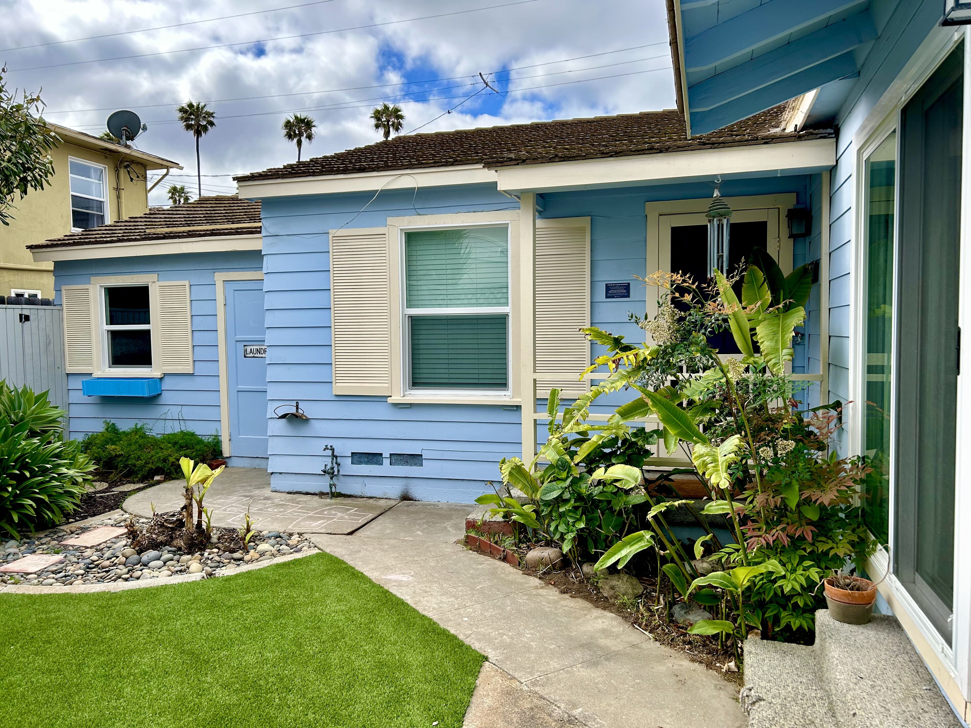 Inviting home close to beach with hot tub, fast WiFi, full kitchen & W/D