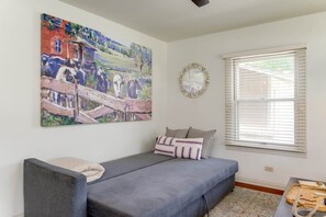 Televisión, chimenea y oficina 