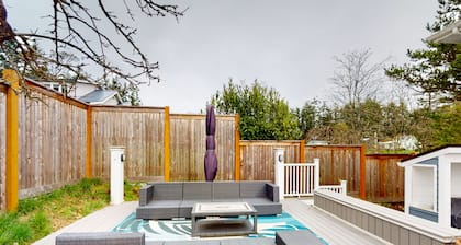 Walkable Bay-view home with large yard, firepit & washer/dryer - pier access