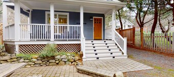 Walkable Bay-view home with large yard, firepit & washer/dryer - pier access