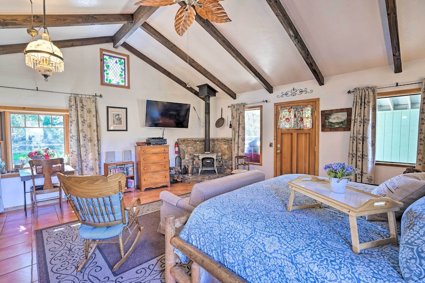 Cozy 'Story Book Barn Cottage' W/ Scenic View - Julian, CA