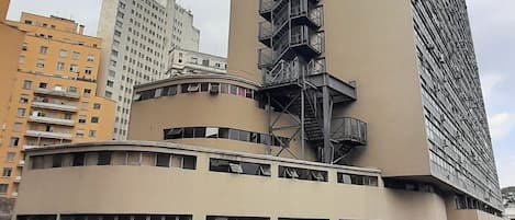 Vista frontal de la propiedad