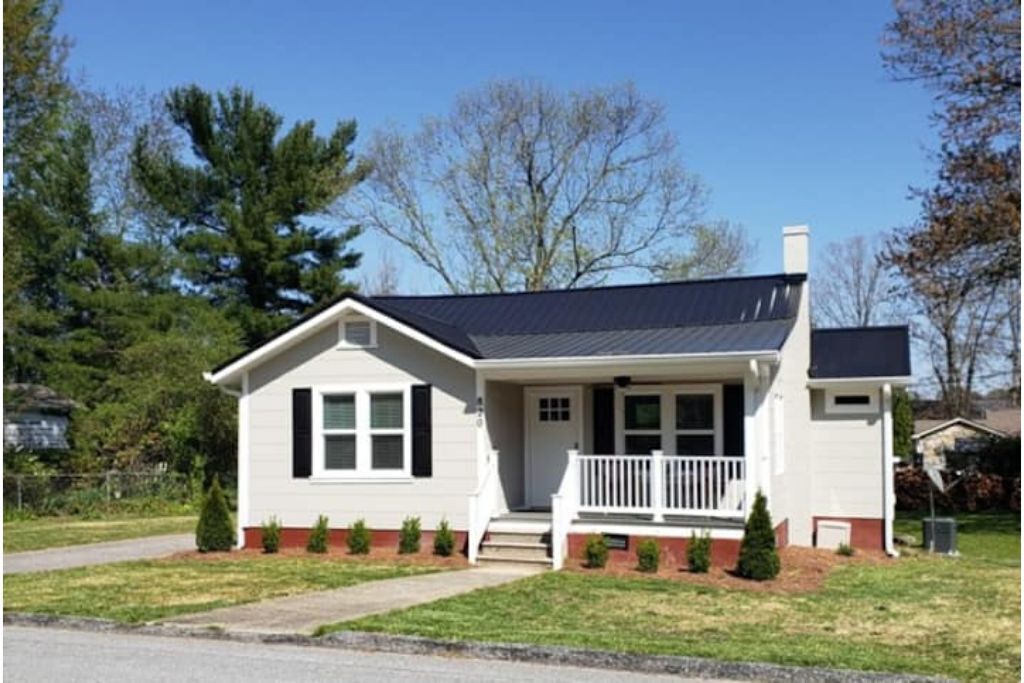 Modern Bungalow less than a mile from downtown Hendersonville