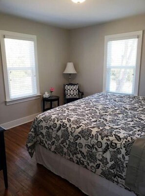 2 bedrooms, iron/ironing board, free WiFi, bed sheets - Modern Bungalow less than a mile from downtown Hendersonville (Hendersonville)