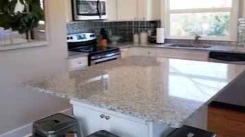 KylskÄp, mikrovÄgsugn, ugn och spishÀll