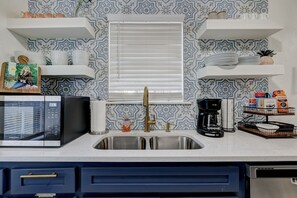 冰箱、微波炉、烤箱、炉灶