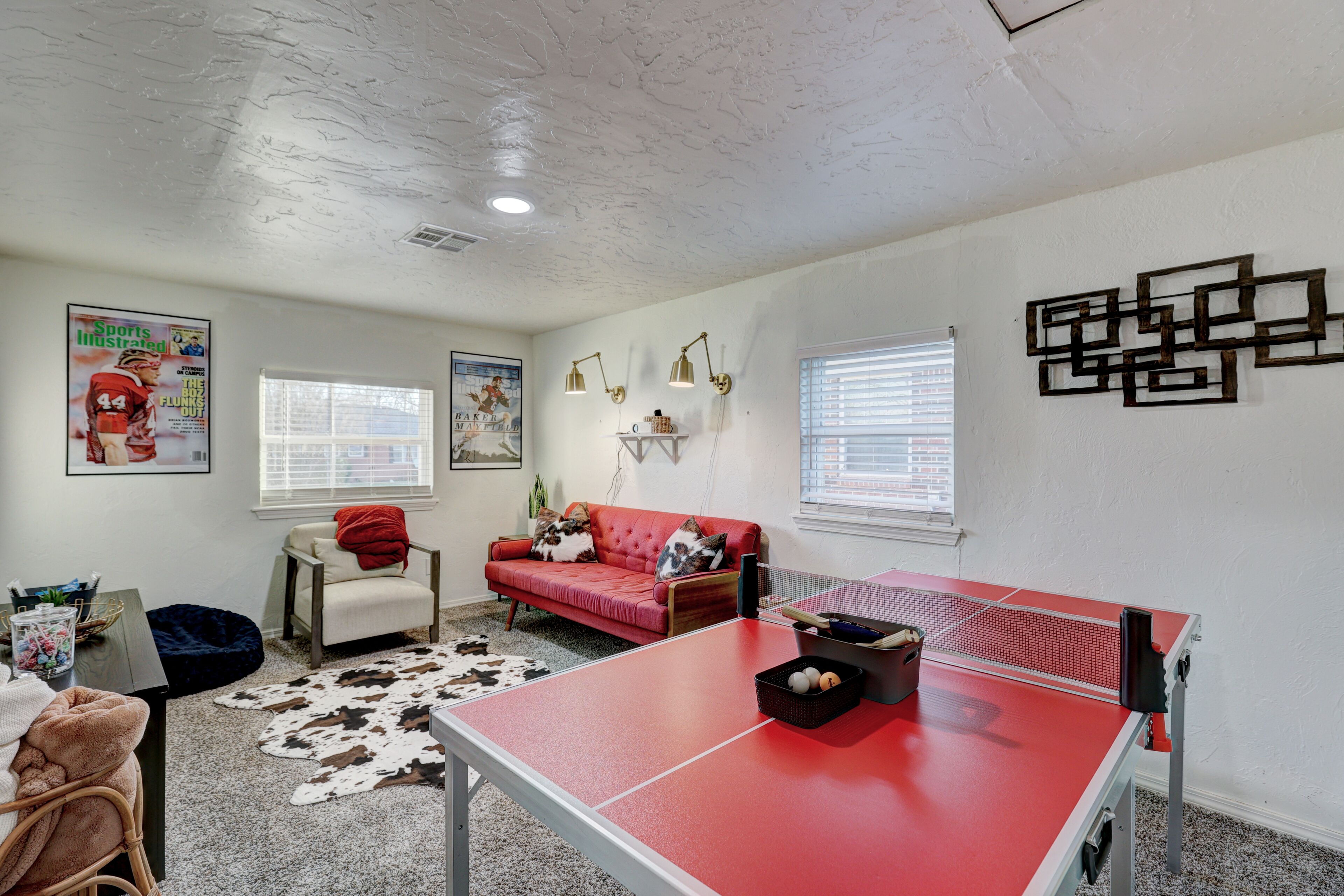 Smart-tv, een open haard, een tafeltennistafel en boeken