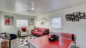 Smart-tv, een open haard, een tafeltennistafel en boeken