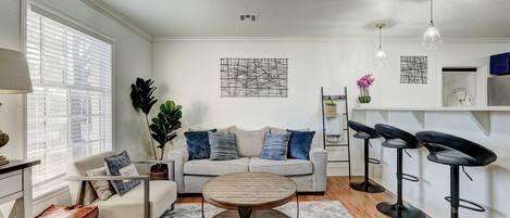 Smart-TV, peis, bordtennis og bøker