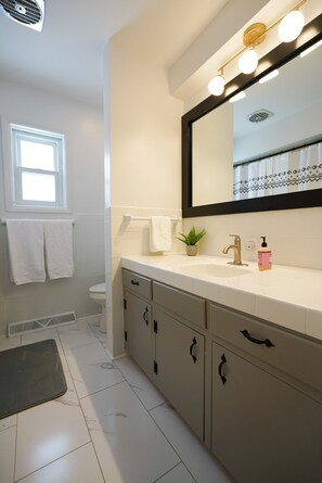 Douche, séchoir à cheveux, serviettes fournies, savon