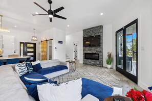 Una Smart TV, una chimenea, libros, una pantalla de ordenador