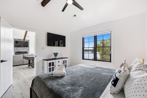 4 habitaciones, caja de seguridad en la habitación y escritorio 