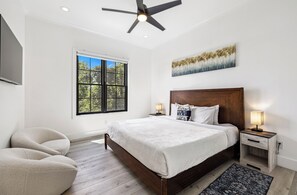 4 dormitorios, caja fuerte, escritorio y tabla de planchar con plancha