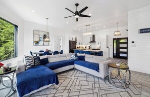 Una Smart TV, una chimenea, libros, una pantalla de ordenador