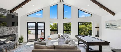 Een smart-tv, een open haard, boeken en een computerscherm