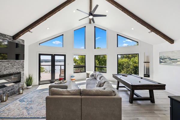 TV connectée, cheminée, livres, écrans d'ordinateur