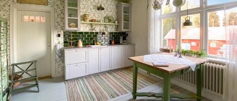 Réfrigérateur, plaque de cuisson, lave-vaisselle, cafetière/bouilloire