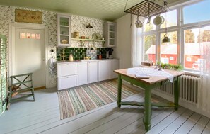 Kylskåp, spishäll, diskmaskin och kaffe- och tebryggare