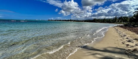 在海滩、沙滩毛巾