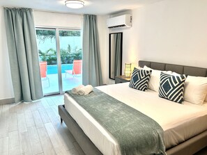 6 bedrooms, iron/ironing board, travel cot, free WiFi - STEPS FROM THE BEACH, BRAND NEW HOME (Río Grande)