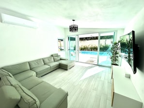 Smart TV - STEPS FROM THE BEACH, BRAND NEW HOME (Río Grande)