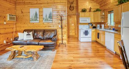 Cozy cabin for 2, private hot tub, King size bed!