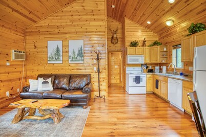 Cozy cabin for 2, private hot tub, King size bed!