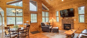 Cozy cabin for 2, private hot tub, King size bed!
