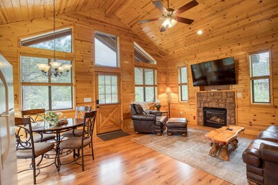 Cozy cabin for 2, private hot tub, King size bed!