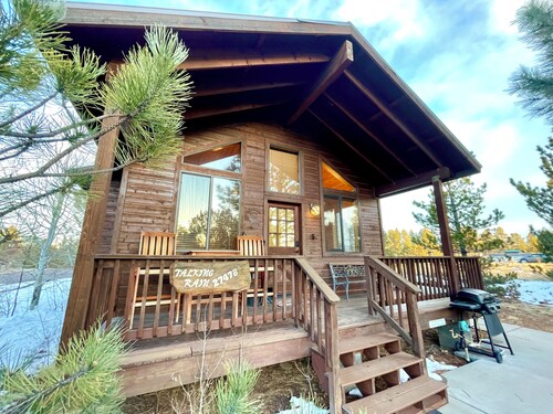 Cozy Couples getaway! Private hot tub! King bed!