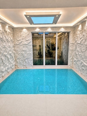 Indoor pool - UG Neubau City Wohnung (optional Pool+Gym+2tes Bad extra buchbar) (Munich)