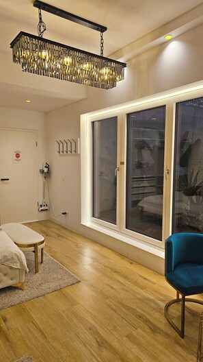 Deluxe appartement | Woonruimte | Een 40-inch smart-tv met kabelzenders, televisie en Netflix