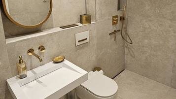 Deluxe Apartment | Bathroom | Shower, rainfall showerhead, hair dryer, towels