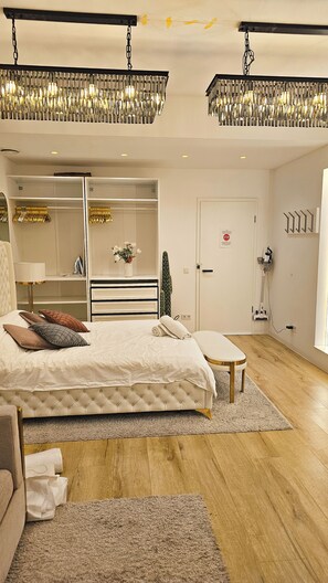 Deluxe Apartment | Living area | 40-inch Smart TV with cable channels, TV, Netflix