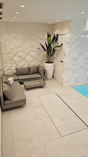 UG Neubau City Wohnung (optional Pool+Gym+2tes Bad extra buchbar)