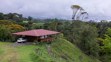 Family Cabin | Individually decorated, individually furnished, bed sheets