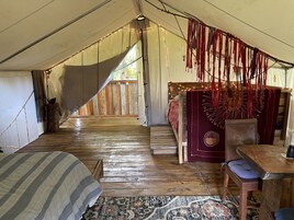 Decoración personalizada, muebles diferentes y ropa de cama