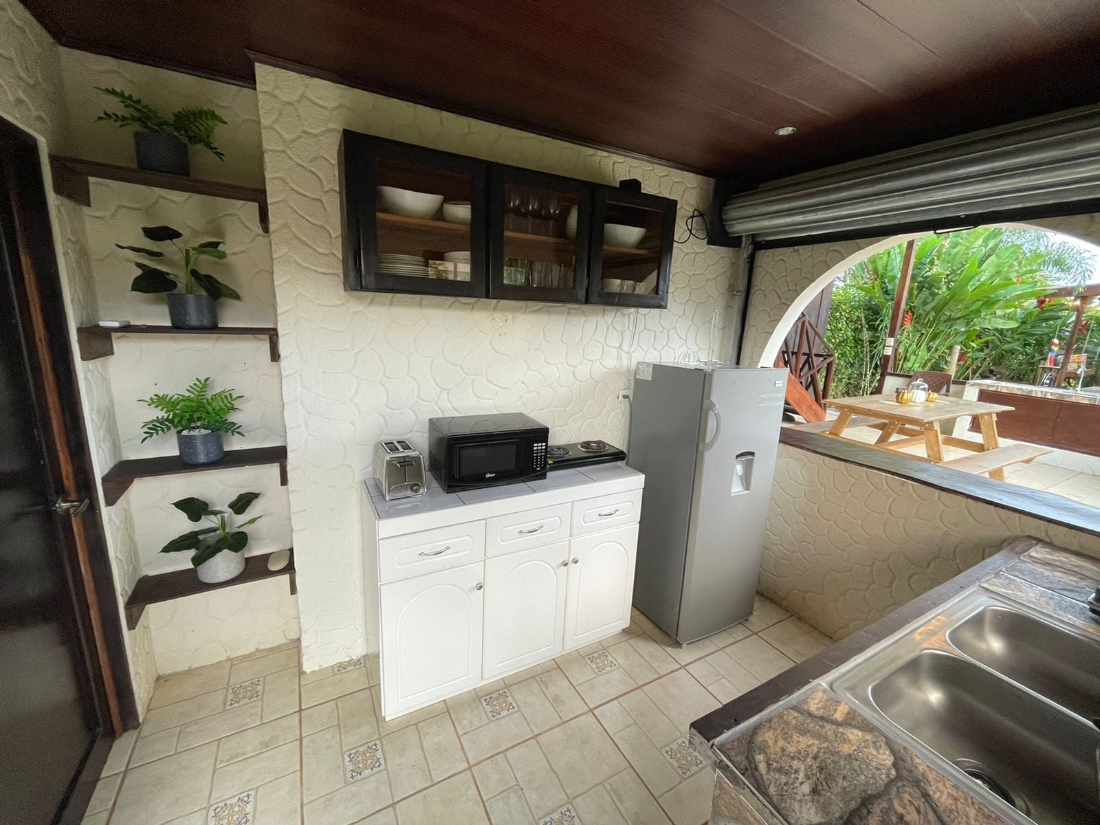 Køleskab, mikrobølgeovn, kaffe-/temaskine, elkedel