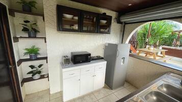 KylskÄp, mikrovÄgsugn, kaffe- och tebryggare och vattenkokare