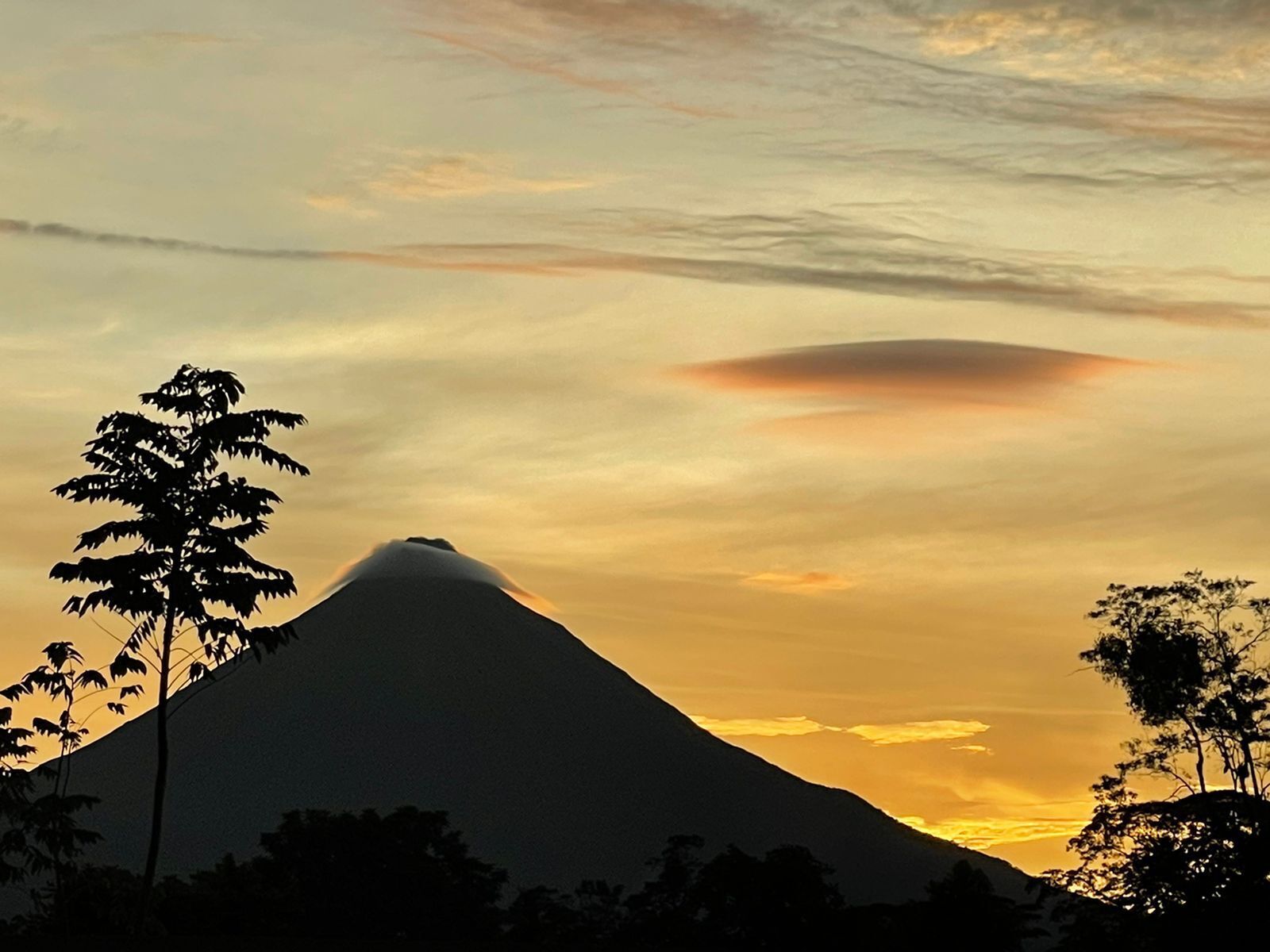 Silueta de una montaña contra un cielo al atardecer.