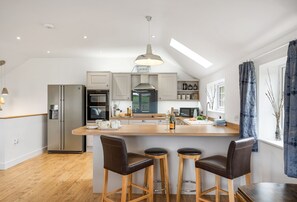 Fridge, microwave, oven, dishwasher - A contemporary detached barn conversation situated off the beaten track and next door to a working f (Porthtowan)