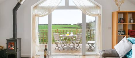 Smart-TV, Kamin, Bücher