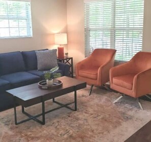 Smart TV, DVD player - Upscale Bungalow walk less than a mile from downtown Hendersonville (Hendersonville)
