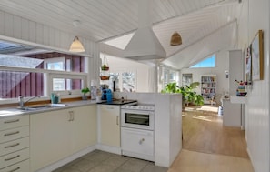 Kjøleskap, kokeplater, oppvaskmaskin og kaffetrakter/tekoker