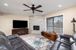 Smart TV y chimenea 