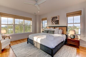 4 bedrooms, iron/ironing board, internet, bed sheets