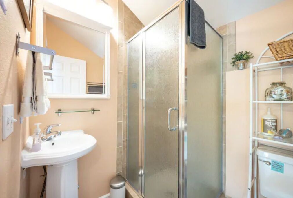 Ducha, secador de pelo, toallas, jabón