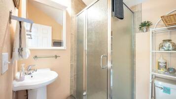 Ducha, secador de pelo, toallas, jabón