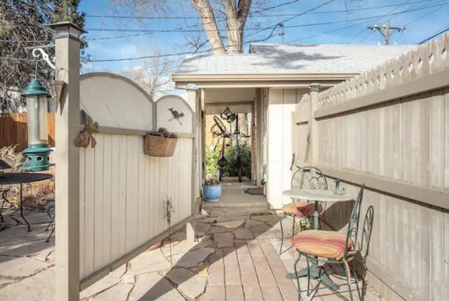 Cozy Solar Cottage on the West Side